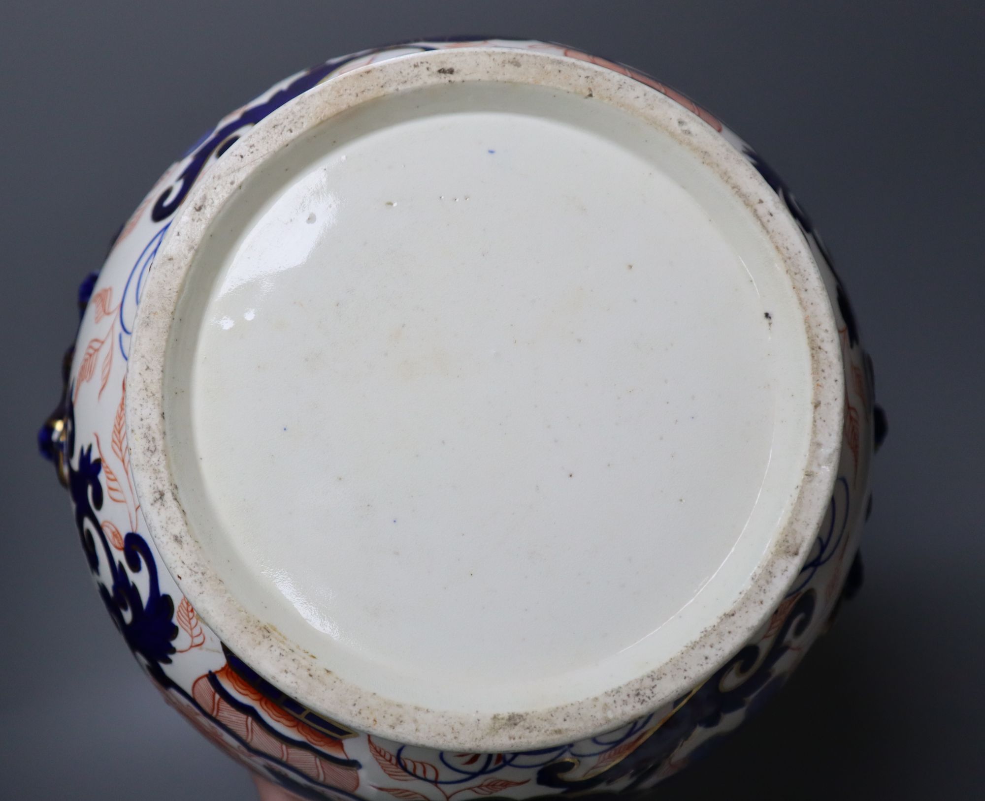 A set of six early 19th century Masons Ironstone dessert dishes and an ironstone tureen base (7)